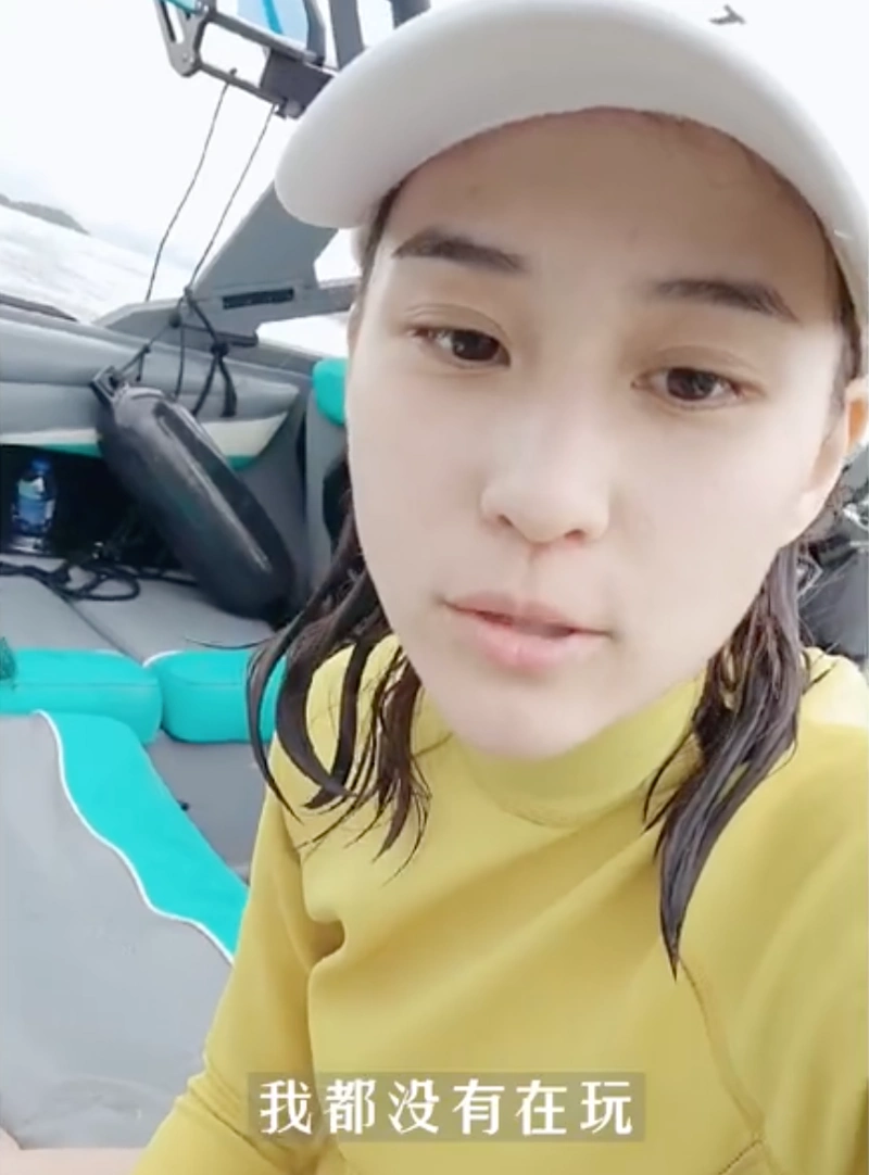 冲浪当天,何超莲还晒出晒出自己的素颜照,一头湿发也挡不住何超莲的