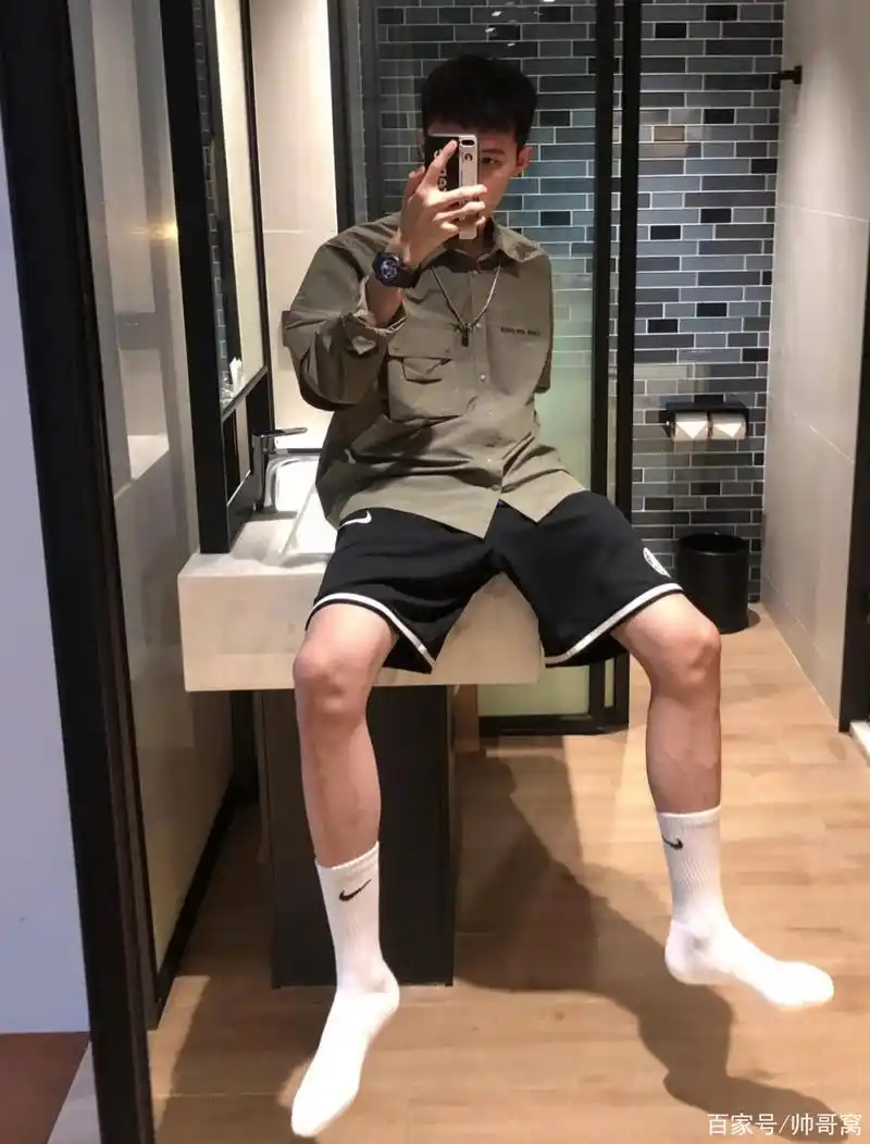 爱穿长筒袜子的运动型小狼狗,男人范十足的男生自拍都这么迷人!