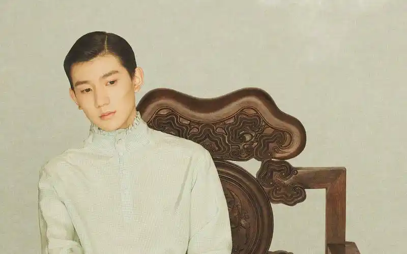 王源芭莎男士复古时尚杂志写真桌面壁纸,王源亮相等芭莎男士,演绎成熟