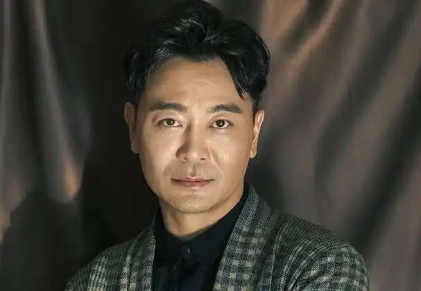 不要再替吴樾感到遗憾了!事实上,他已走上和吴京截然不同的路