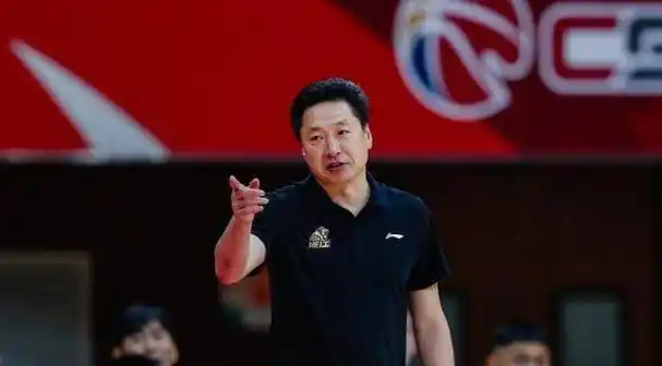 广厦vs首钢为何李春江提醒球员不要说话会被吹罚技术犯规