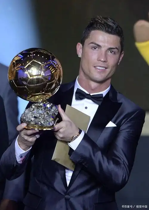 桑托斯·阿维罗(cristiano ronaldo dos santos aveiro),简称c罗