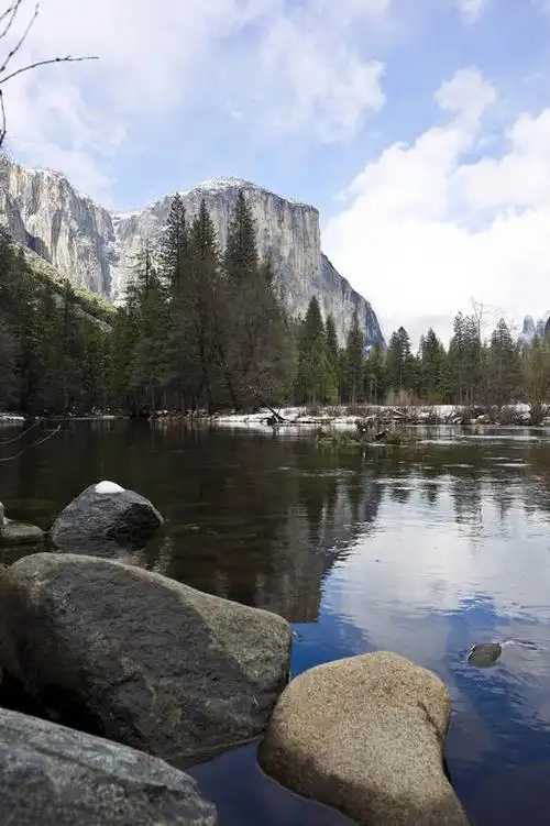 攀登,竖图,彩色,室外,白天,旅游,湖,湖泊,森林,山,山脉,水,雪,雪山