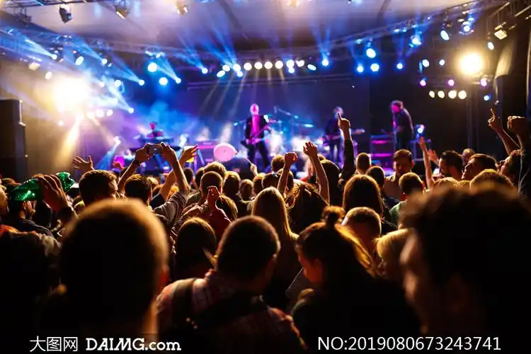 摇滚乐队演出现场景象摄影高清图片
