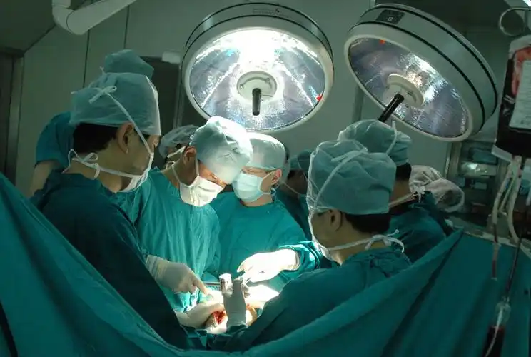 外科医生做手术,想上厕所怎么办?