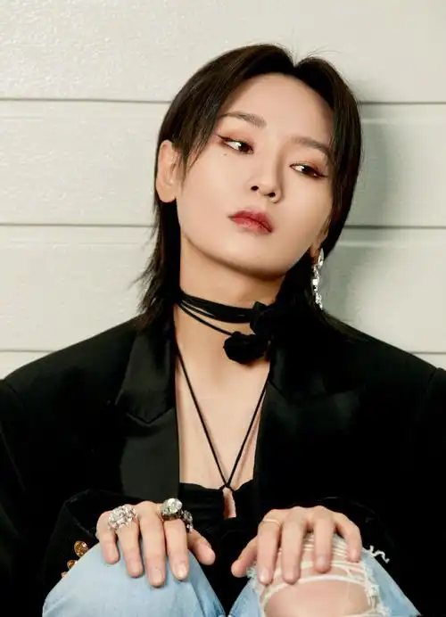 周笔畅身着黑色西装外套搭配牛仔裤,颈间花饰点缀十分别致_高清图集