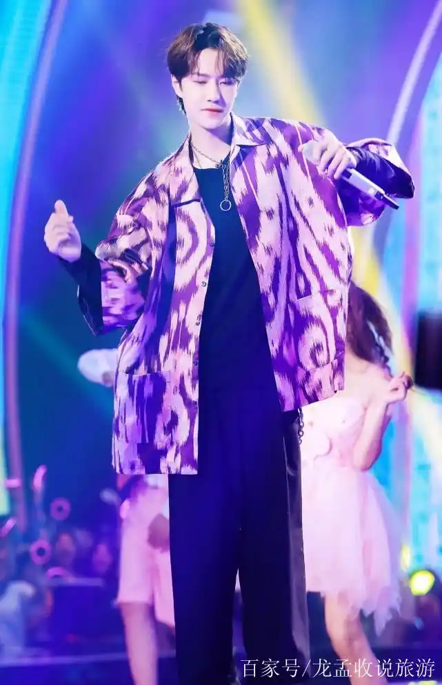 王一博的驾驭能力不是吹的,高级紫色穿得帅气潮流,一般人做不到