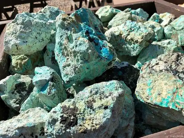 由于氧化铜矿物的可浮性较差,尤其当矿石中的铜呈难浮的硅孔雀石,赤铜