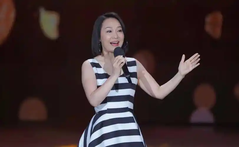 45岁过气女歌手商演引热议,红衣服意外展露,裙子也没拉好拉链_周艳泓