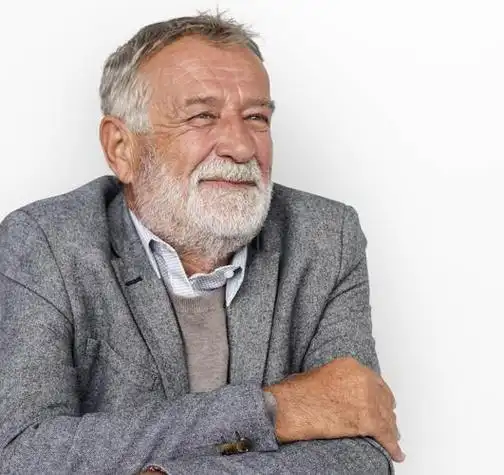 老人微笑商务男人头像白人工作室