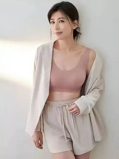 48岁贾静雯罕见晒性感照片!