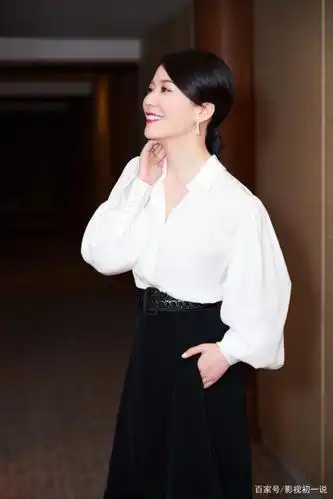 俞飞鸿 周迅 刘涛这三个40岁以上女星的白衬衫造型很带感呢