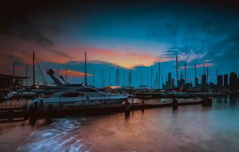 青岛傍晚的港湾