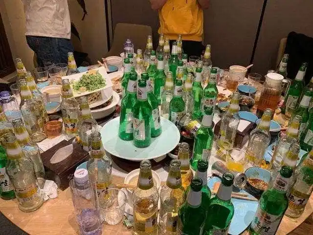 满桌啤酒瓶子真实图片,真实的喝酒啤酒瓶图片-图片大观-奇异网