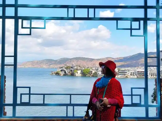 另外岛上有一处正对杨丽萍洱海边"月亮宫"的观景台