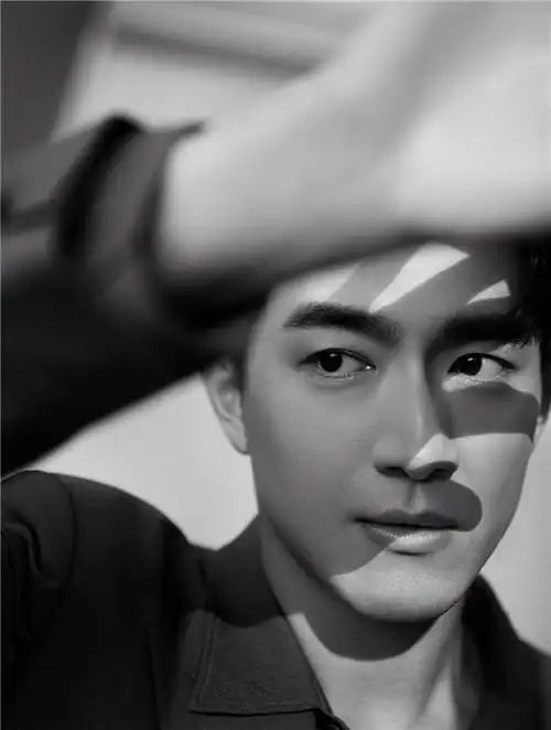 林更新光影绅士大片释出身材比例佳尽显时尚帅气