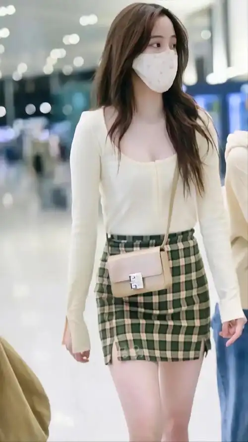 欧阳娜娜晒米奇穿搭写真