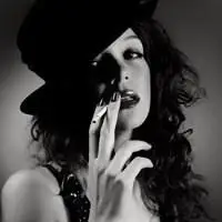 黑白女抽烟头像霸气_微信头像图片大全