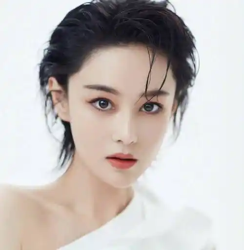 张馨予何捷近照,疑庆祝3岁女儿生日,嫁给军人的女明星现在如何_生活