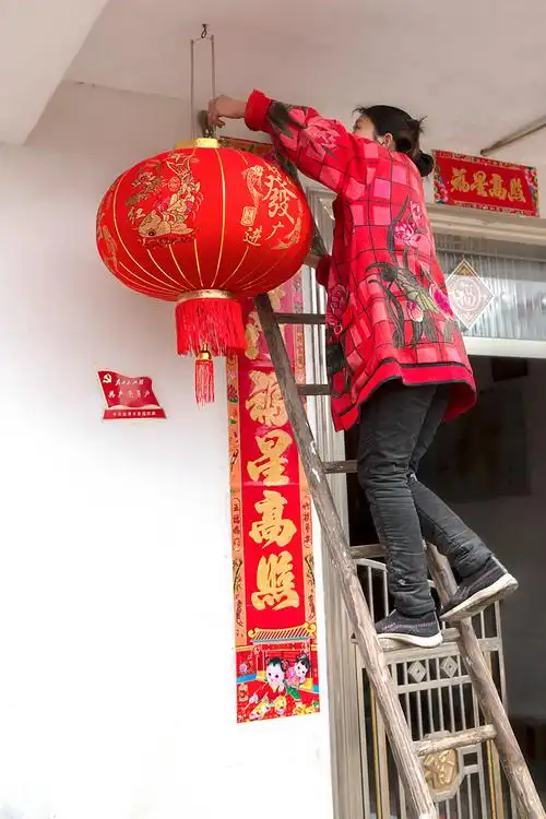 贴对联挂灯笼迎春接福过新年