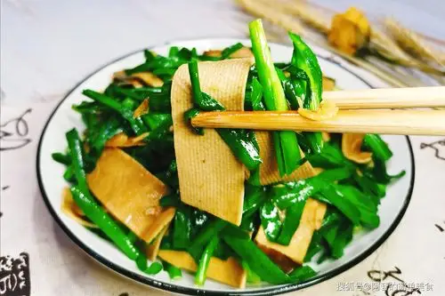 非常鲜的家常韭菜炒五香豆皮,如果加上虾皮,那是鲜上加鲜