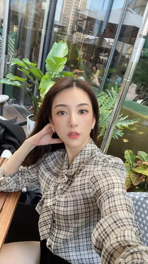 照片中,方媛穿着黑色短款外套,下搭黑色短裤,脚上穿着黑色长筒靴.