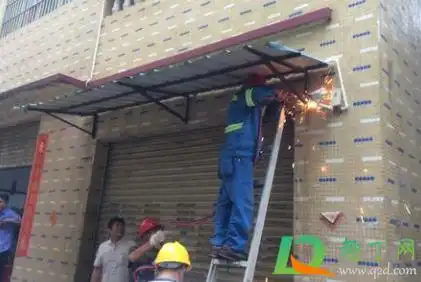 铁皮雨棚下雨吵怎么办