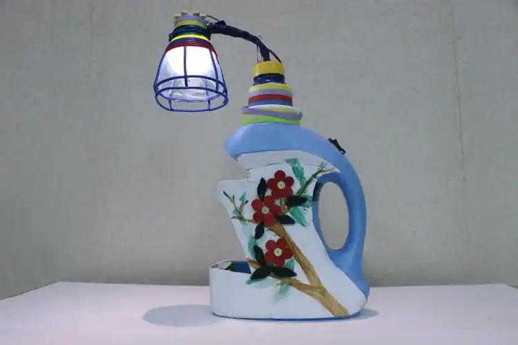 图为:"变废为宝"手工作品大赛一等奖作品之一:《小台灯》,作者:信息