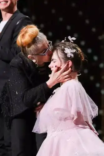 也有一出生就因身体缺陷惨被亲生父母遗弃,最终用曼妙歌声证明自我的