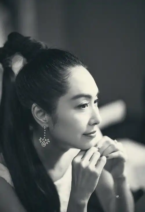 朱茵高束马尾清冷优雅 尽显港风复古格调