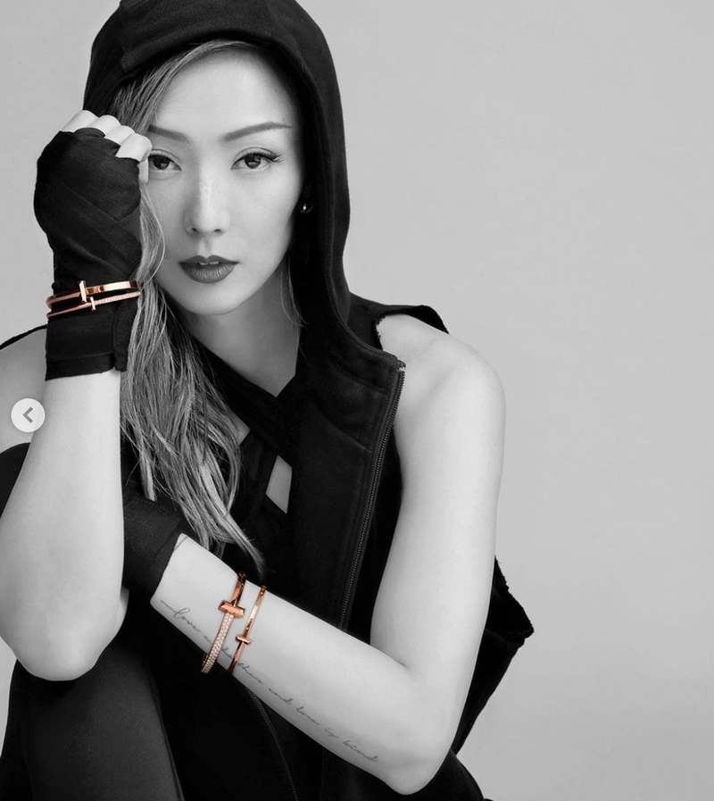 郑秀文穿深v西装露性感美背 烈焰红唇气场全开