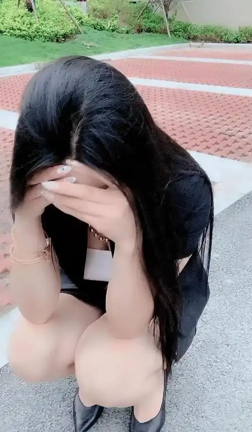 摄影穿着短裙的职场美女蹲着哭泣这是受了什么委屈