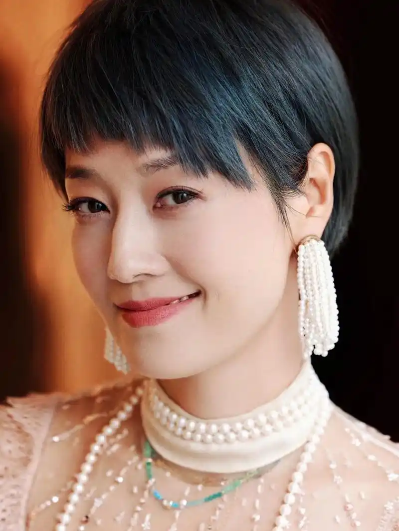 马伊琍47岁秀针线活,在男方面前不懂避嫌,皮肤白皙一脸笑容!