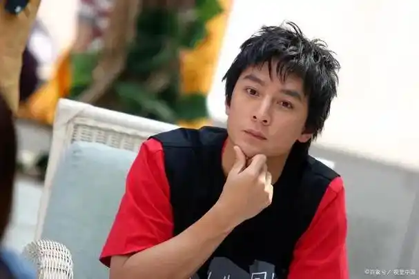 我也跟个风发几张早年的照片没错就是我吴彦祖襄阳分祖