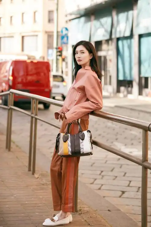 江疏影清新养眼街拍写真图片