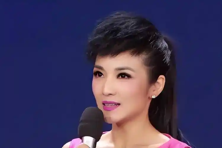 她曾红过董卿,却选择了回归家庭,现在52岁的管彤生活太幸福