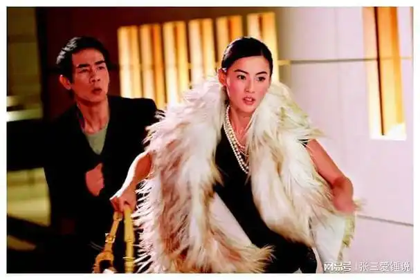 张柏芝穿比基尼帮陈小春涂油一顿操作猛如虎互动频繁