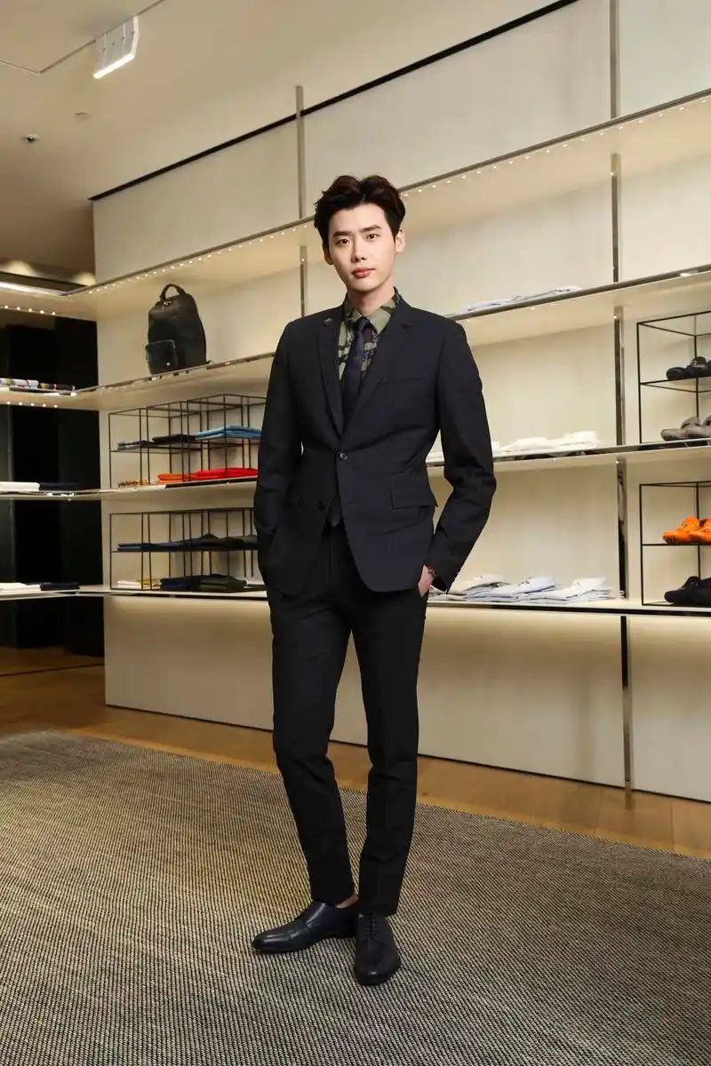 李钟硕40秒快闪 dior homme西装上身魅力喷发