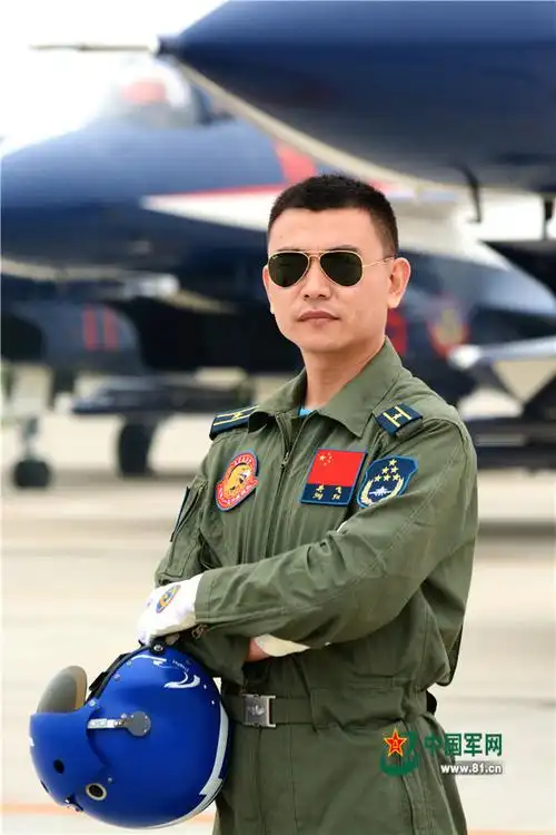 冲上云霄 八一飞行表演队飞行员帅气定妆照