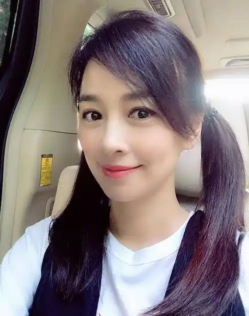 双马尾的造型非常耐看,而且不分年龄,减龄效果非常显著,没想到张庭绑