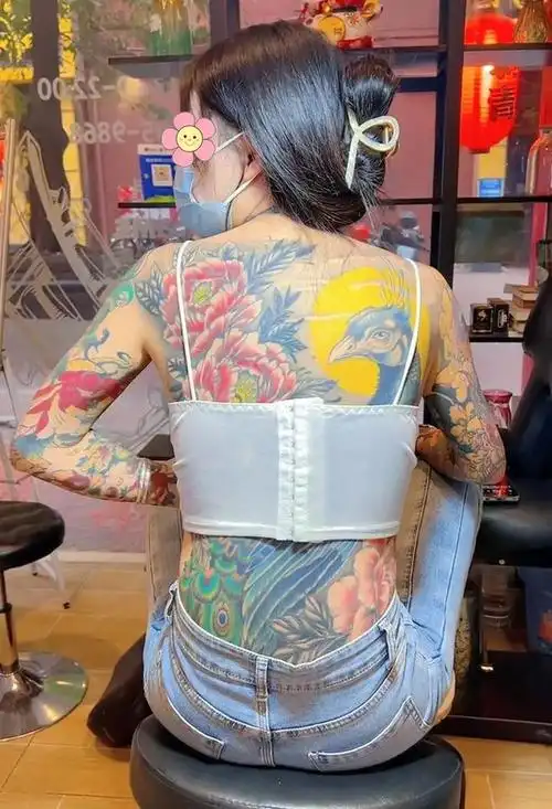 女子花8600元纹遍全身,天冷开暖气也要秀一波,穿成这样才有型|纹身