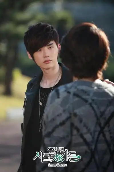 p>李钟硕 i>(         ,lee jong suk) /i>,1989年9月14日出生于京畿