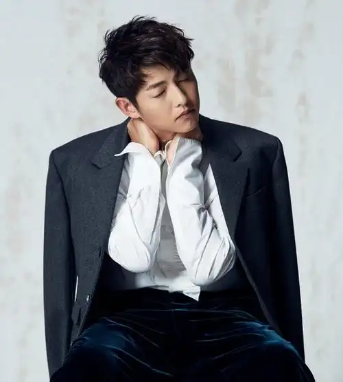 宋仲基今天过生日!跟这位准新郎学学型男穿搭吧