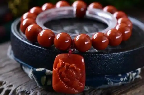 南红玛瑙和红玛瑙区别在于"原石不同""颜色不同""质地不同".