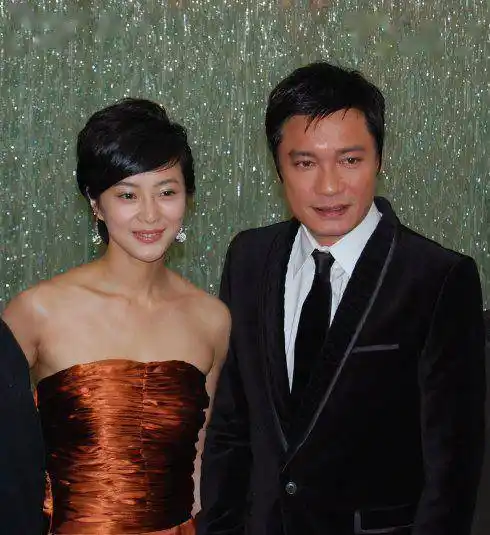 tvb老戏骨罗嘉良妻子心态不老47岁玩换装千万豪宅成背景