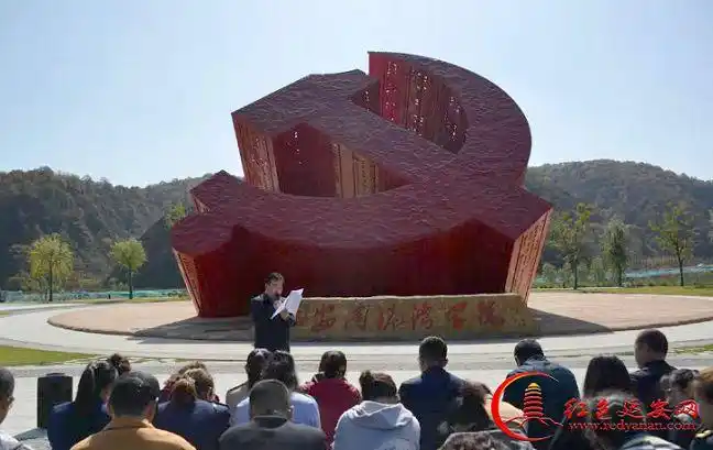 在南泥湾党徽广场,由中心副主任杜月飞给大家讲了题为《牢记党的宗旨