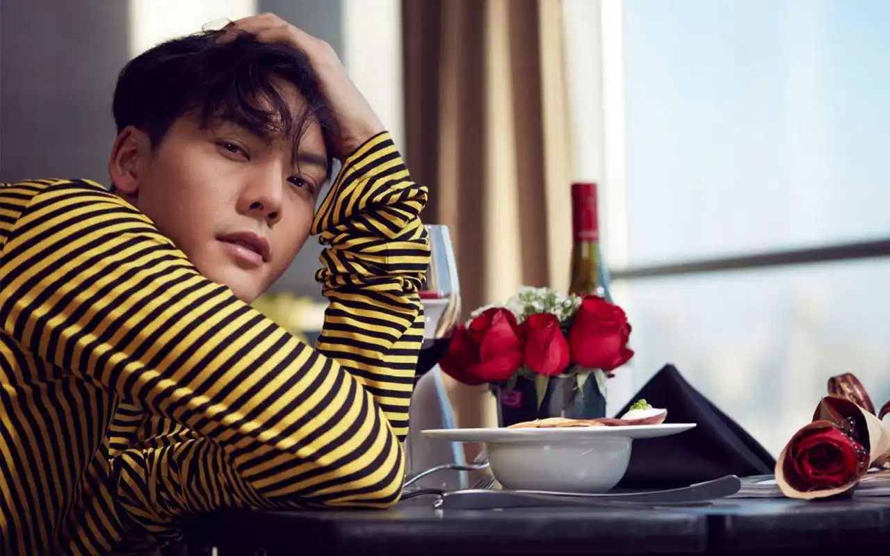 全能男神陈伟霆慵懒迷糊表情桌面壁纸图片下载高清大图预览1920x1200