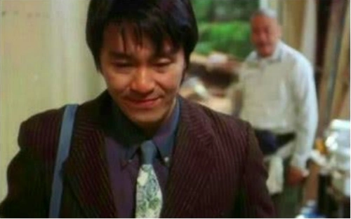 尤其是他在被骂了之后,回过头苦笑的那个画面,眼神里充斥着无奈,能够