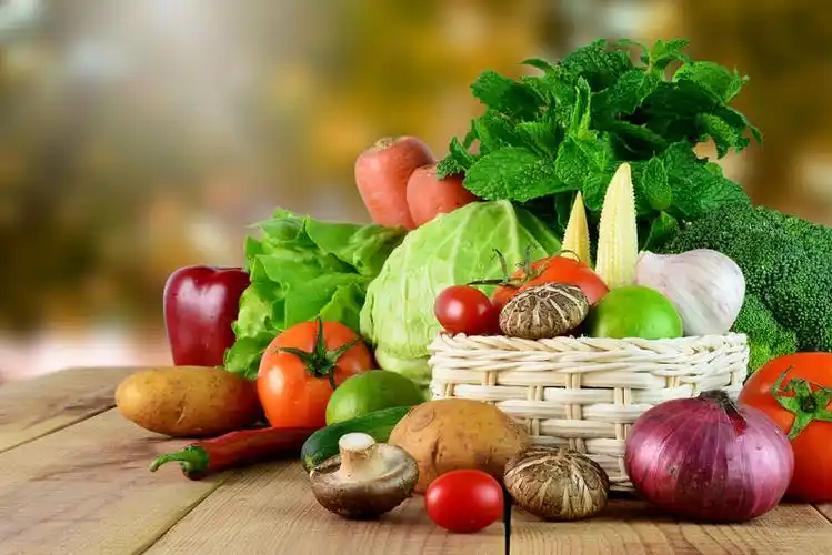 桌上有新鲜蔬菜.素材-高清图片-摄影照片-寻图免费打包下载