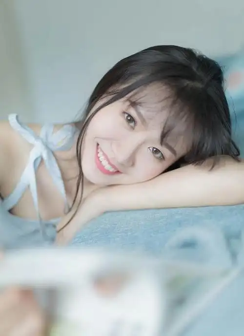 眸皓智齿清纯美女优雅自信唯美写真